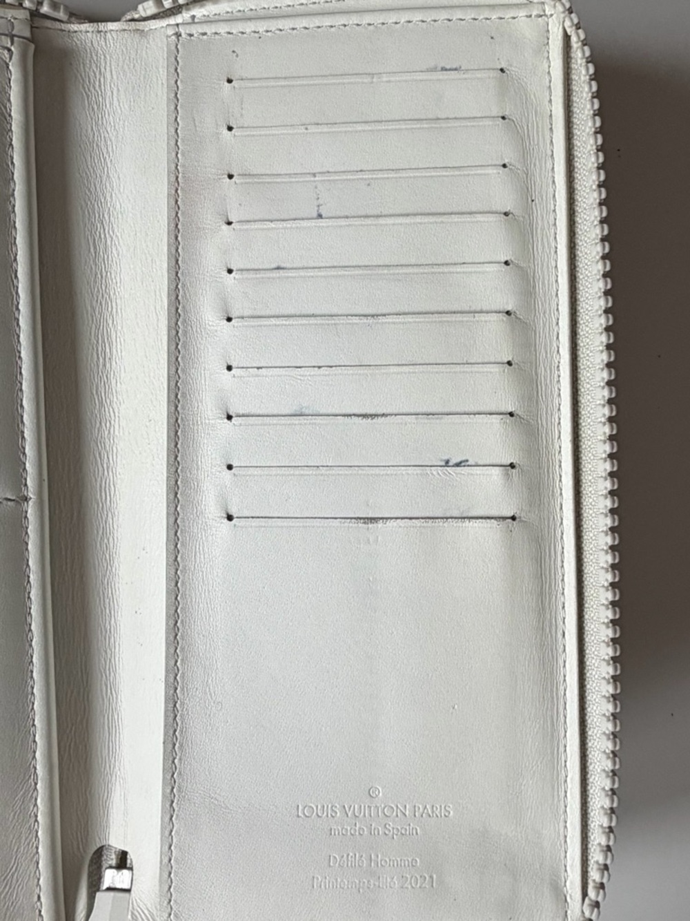 Louis Vuitton LV Friends Zippy Vertical Wallet White Taurillon Runway Unisex - Picture 9 of 15